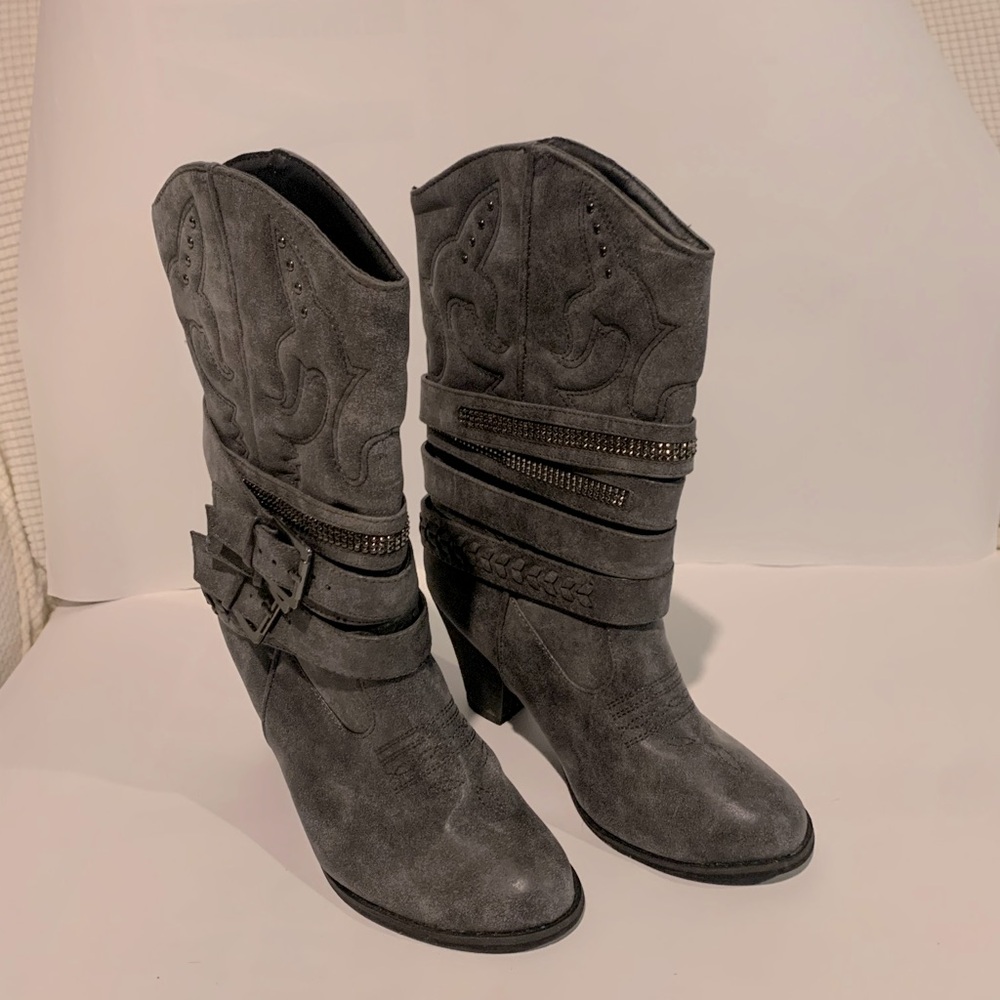 Boots with heel
